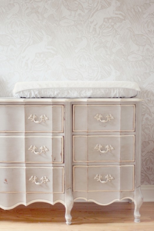 dekorácia do detskej izby s komodou v pastelových farbách