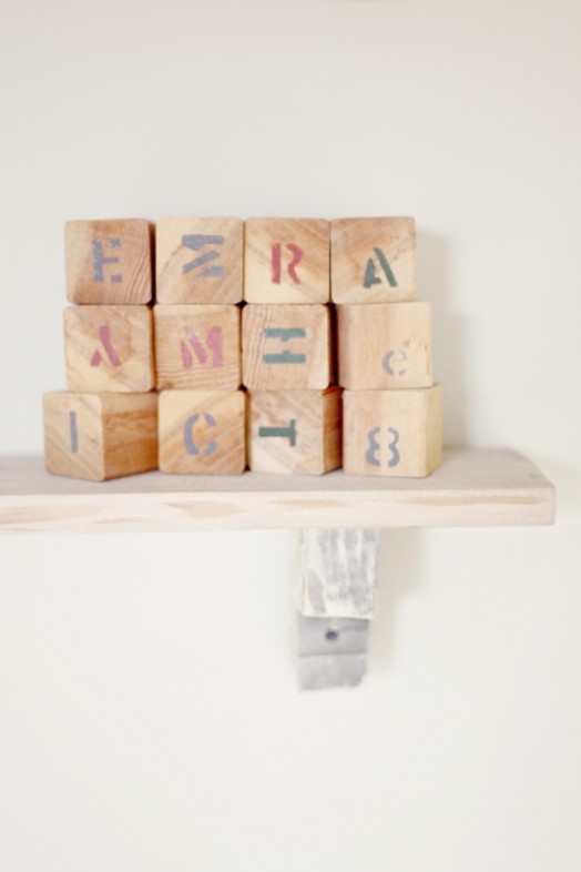 dekorácia do detskej izby s drevenými hračkami pastelových farieb