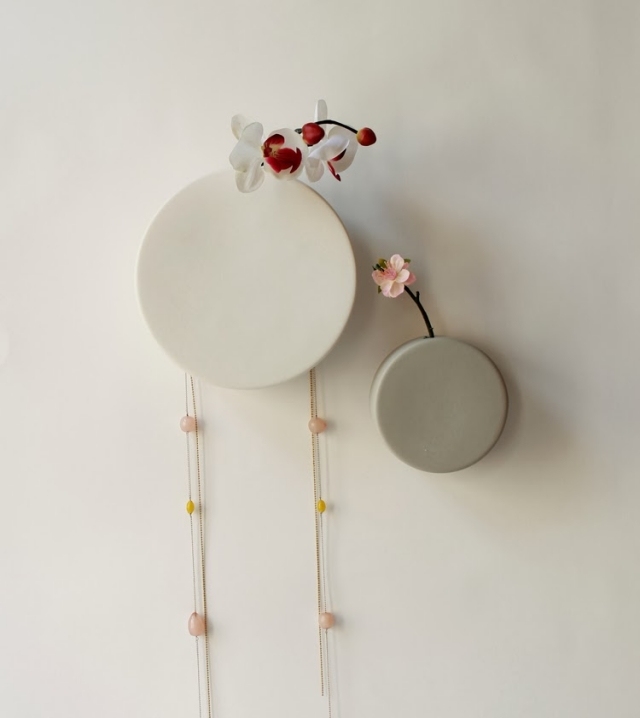 Váza na stenu porcelánový, okrúhleho valcového tvaru Váza na stenu jednokvetá z porcelánového valcovitého tvaru
