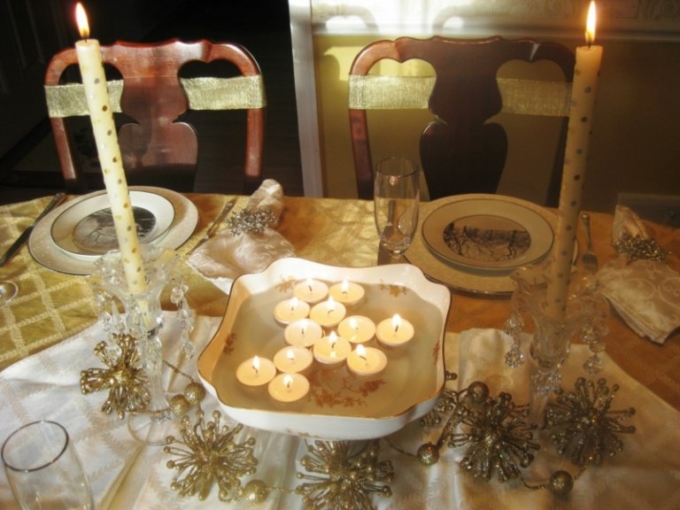 Zimná dekorácia so snehovými vločkami a plávajúcimi sviečkami zimná dekorácia snehové vločky stolové sviečky čajové sviečky plávajú