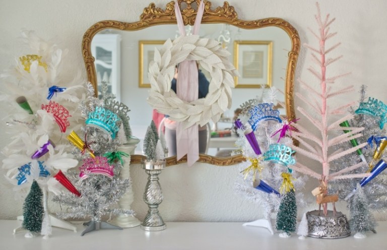 Zimná dekorácia v strieborných a jasných farbách na Silvestra mini dekorácia na zrkadlo zimná dekorácia farebné jedle