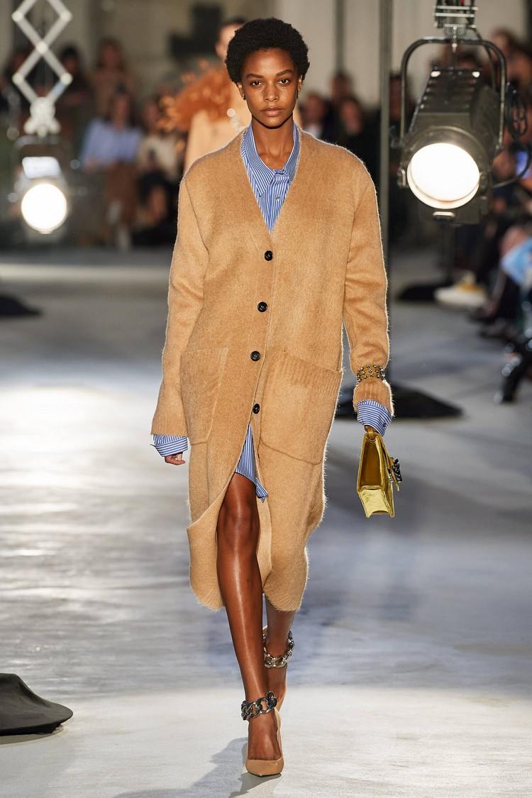 Skombinujte elegantný jesenný outfit inšpirácie dlhý sveter