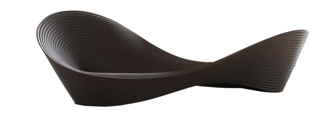 bláznivo čierny dizajn lavice magis pre výstavu tyčových arád