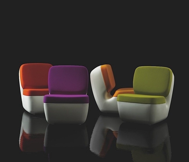 farebné čalúnené kreslo s moderným nábytkom od spoločnosti magis