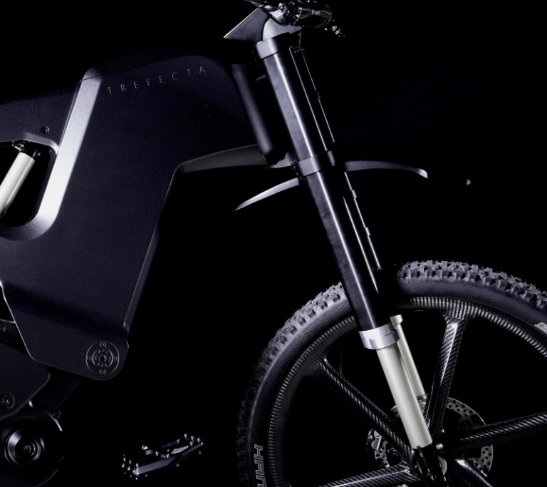 Dizajn kombinuje vlastnosti bicyklov a motocyklov elektrický bicykel-motocykel-bočný pohľad-detail-materiály-robustný-dizajn