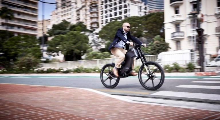 elektrobicykel ideálny nielen pre mestskú mobilitu elektrický-bicykel-mestská-mobilita-pouličný-muž-šoférujúci-mestský