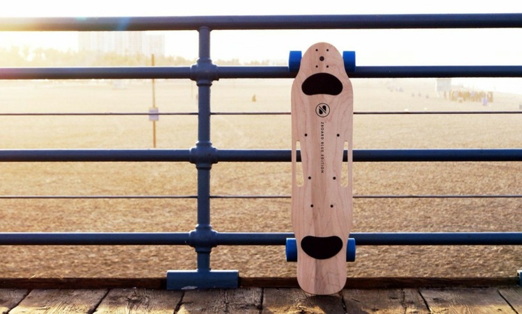 Motorizované skateboardy v chladných jesenných dňoch nahrádzajú surfy Elektrický skateboard, ekologická technológia, elektrická batéria