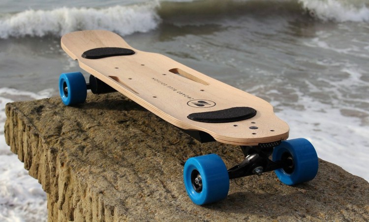 Surf alebo skateboard? Moderný dizajn s motorovým pohonom Elektrický skateboardový drevo nový dizajn zvláda moderne