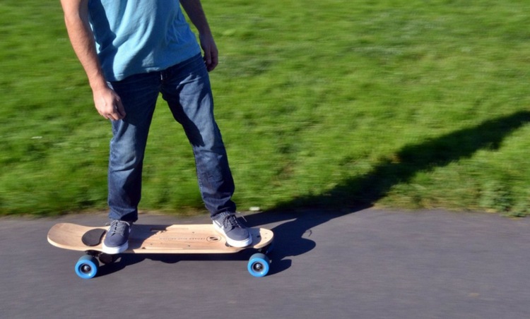 Motorizovaný skateboard s batériou dokáže prejsť až 35 km Moderný dizajn skateboardu dosahuje rýchlosť 35 km