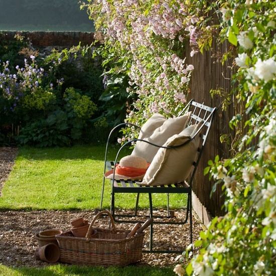 Vintage nábytková lavička v rustikálnom štýle vyzerá ako záhrada