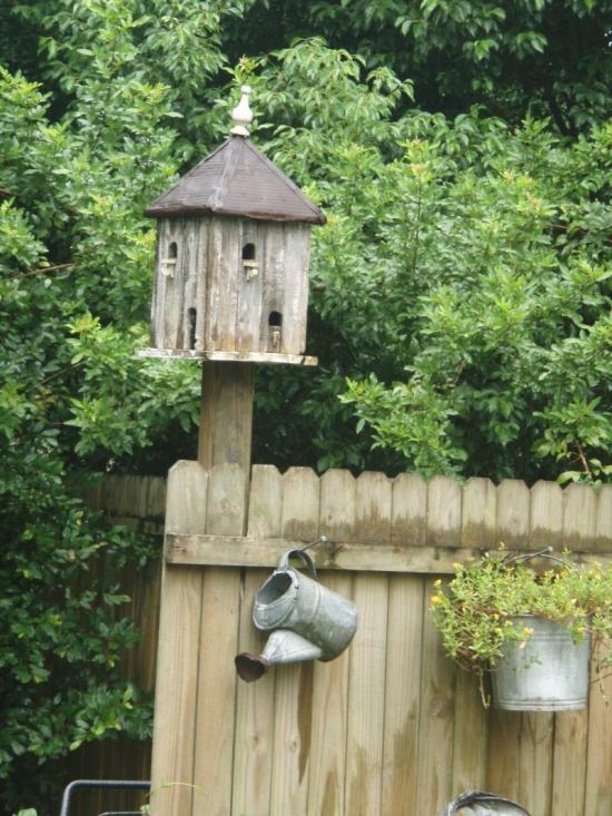 Záhrada domu podávača vtákov v nápadoch na dizajn vo vidieckom štýle