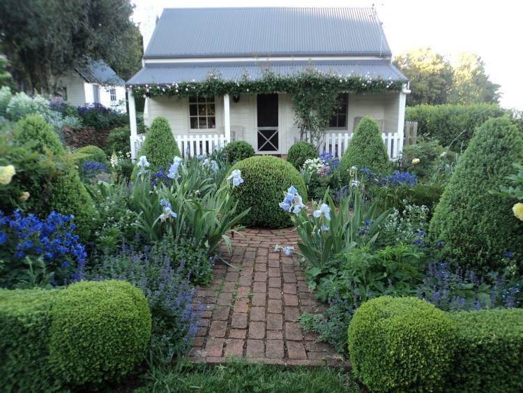 záhradný dizajn-country-style-blue-garden-path-tehly-boxwood-iris-kvety
