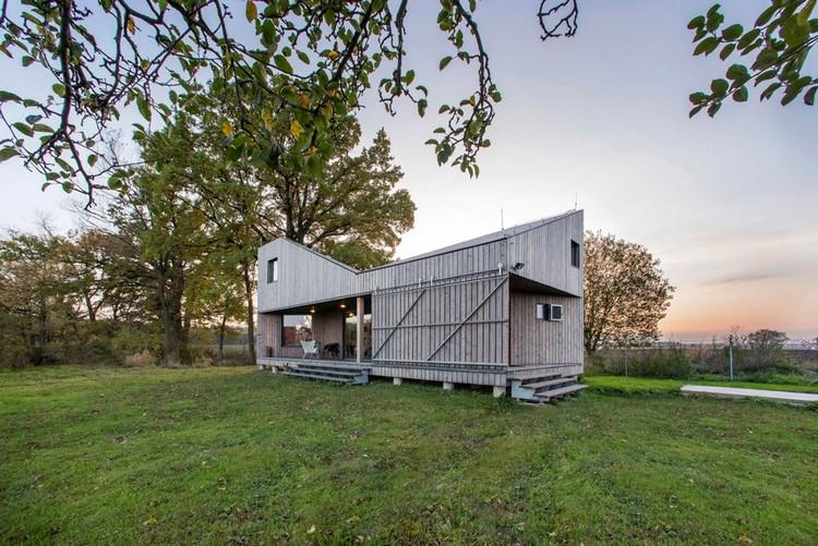 ekodom úplne obložený drevom energeticky úsporná budova drevo-dom-terasa-stodola-dvere