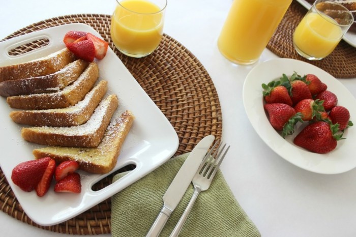 Francúzsky tosat s vanilkovou omáčkou alebo príchuťou a škoricou Vanilkový francúzsky toast so škoricou