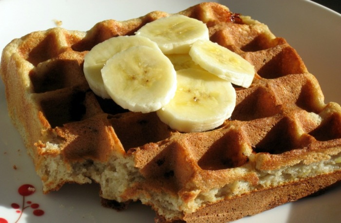 Vafle na raňajky s plátkami banánu Škoricová a banánová oblátka