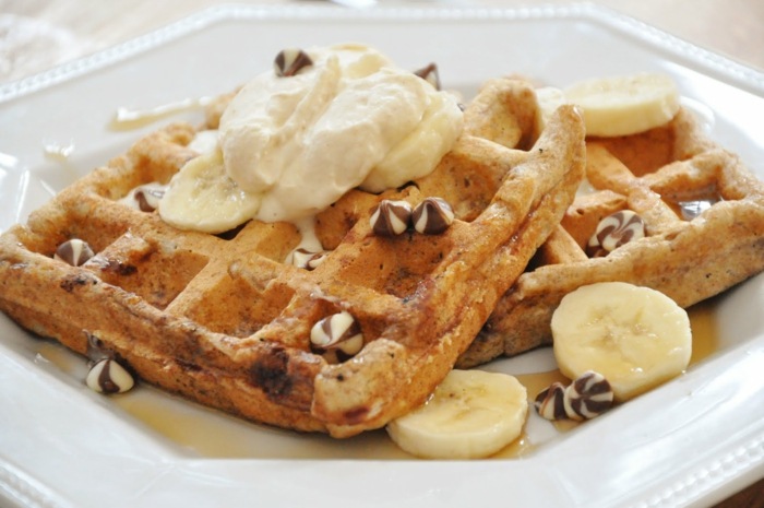 Na raňajky podávajte celozrnné vafle so smotanovým syrom alebo smotanou Vaflové celozrnné pečivo s banánovými plátkami