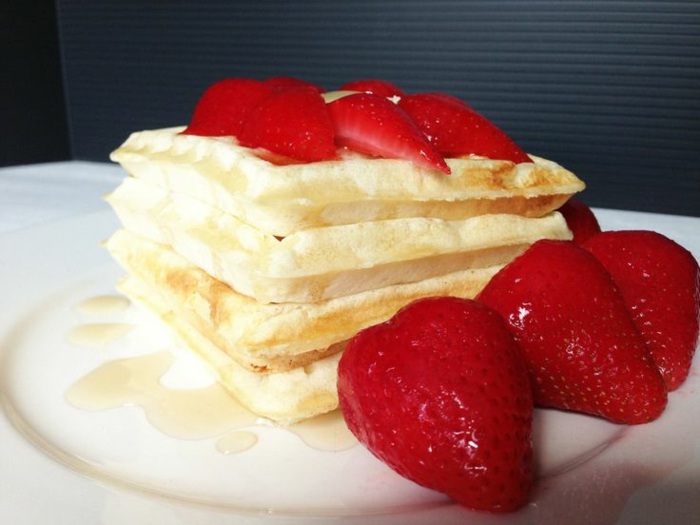 Podávajte lahodné domáce oblátky s ovocím domáca oblátka s jahodami