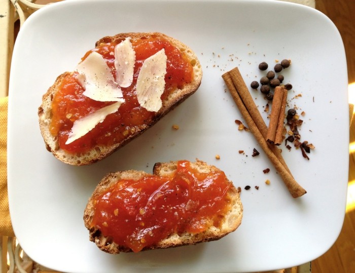 Sladký paradajkový džem podávajte so šunkou Paradajkový džem na chlebe-sladký