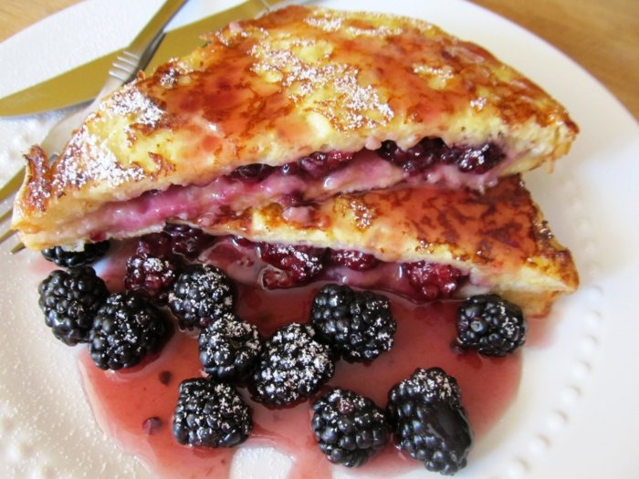 Toast s černicovým kompótom Toast s kompótom a červenými bobuľami