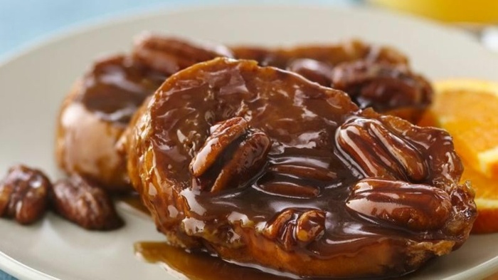 Francúzsky toast s karamelovou omáčkou a pekanom Karamelový francúzsky toast