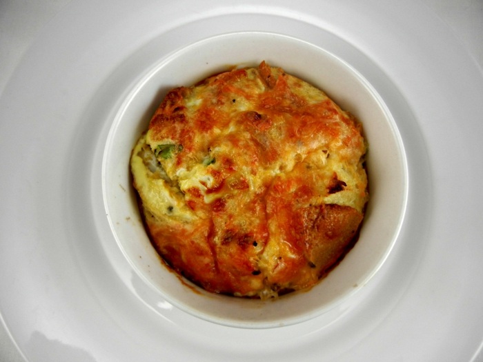 malý kastról s korenenými zemiakmi na raňajky Mini kastról s korenenými zemiakmi