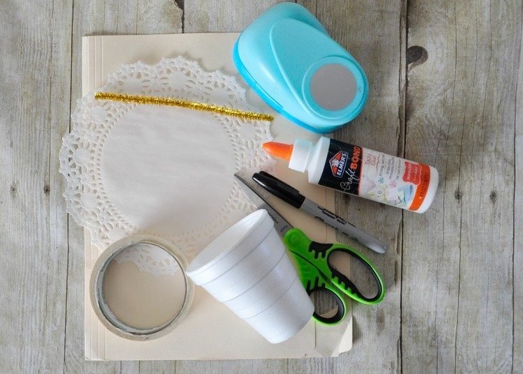 materiály biely papier pohár obrúsok anjel drotár