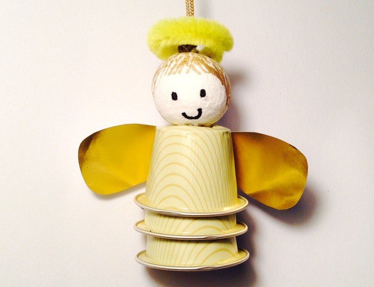 anjelský drotár s fóliou na detské kávové kapsuly