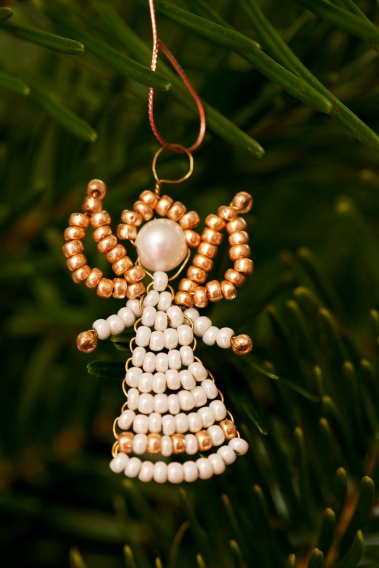 Anjeli môžu byť vyrobení z korálikov anjel na drotanie perál biela zlatá jedľa nápad deco