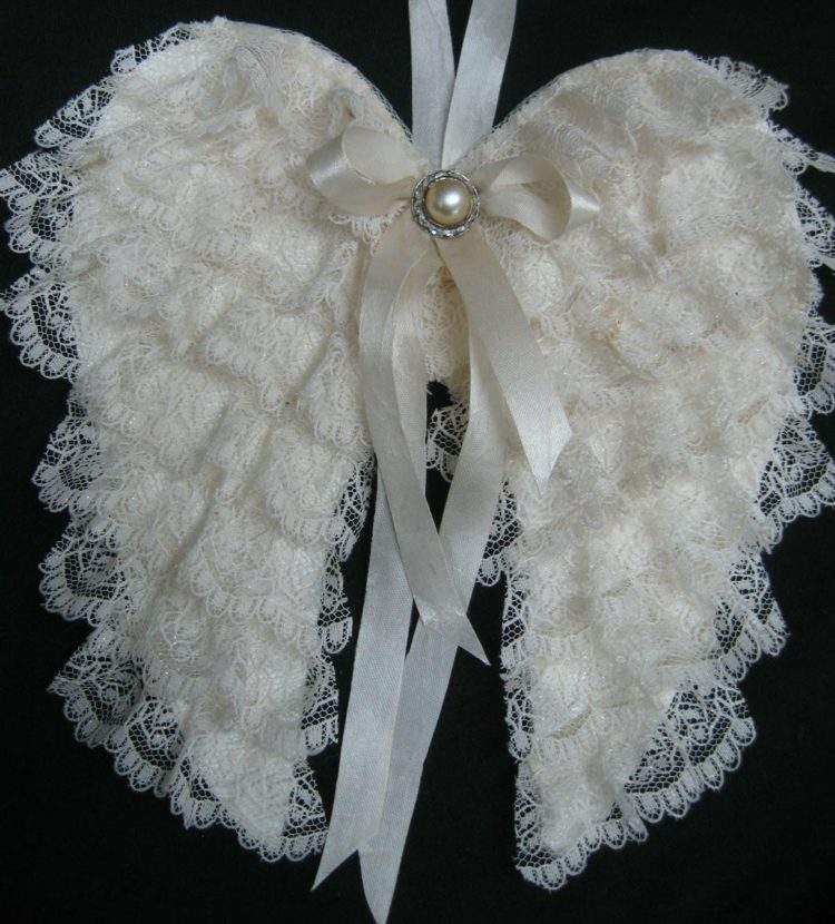 Romantické anjelské krídla z bielej čipky anjelské krídla-drotárstvo-stimulácia-čipka-látka-záhyby-stuha-korálka