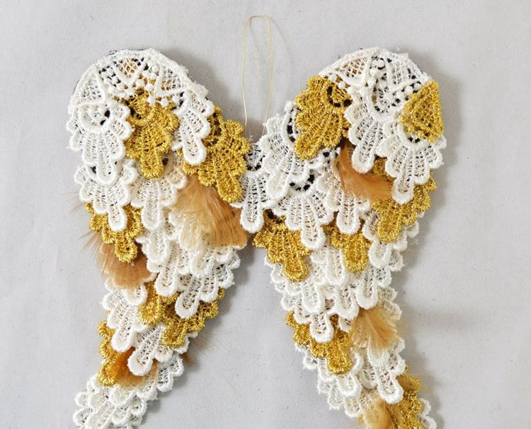 Vyrobte si anjelské krídla z farebnej čipky anjelské krídla-drotár-žltá-čipka-biela-perie-akcent-béžová-romantická
