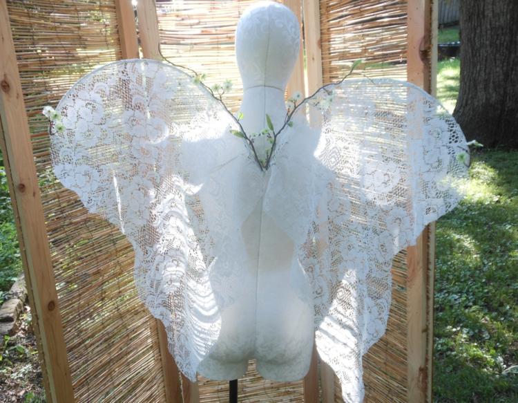 Na ručné práce použite staré záclony alebo obrusy anjelské krídla-drotár-hrot-drôt-jednoduchá-inšpirácia-biela