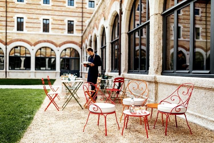 Hliníkový vonkajší nábytok Fermob v červenej a oranžovej farbe z kolekcie 1900