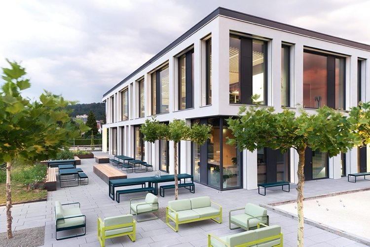 Vonkajší nábytok Fermob v jasných farbách kolekcie Bellevie