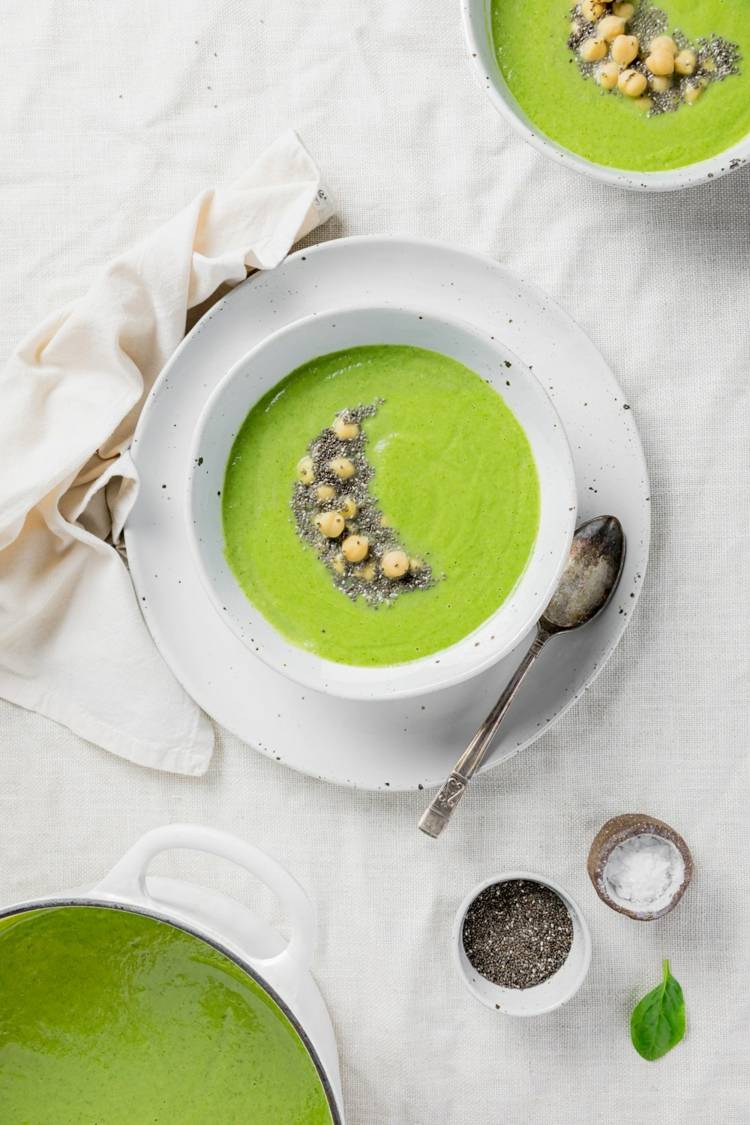 vegánska brokolicová polievka bez smotany chia cícerová zliatinová polievka