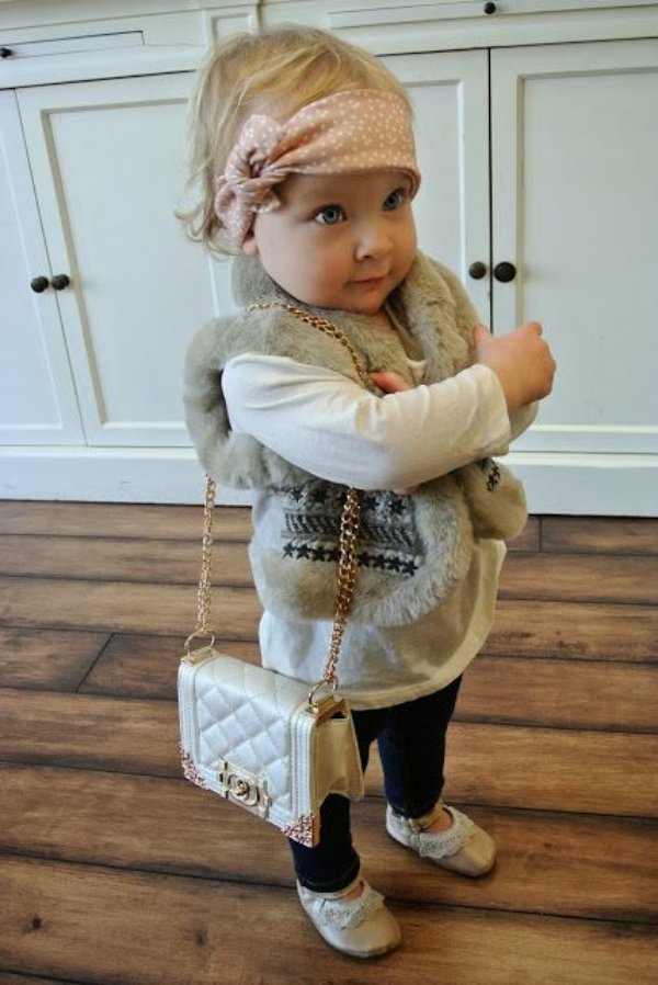 Pekné topánky, vesta, čelenka a taška štýlové-deti-deti-oblečenie-tipy-jeseň-dieťa