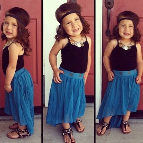 Čelenka na čele, elegantné sandále na podpätku a asymetrická sukňa styling-dievčatá-malé-oblečenie-deti