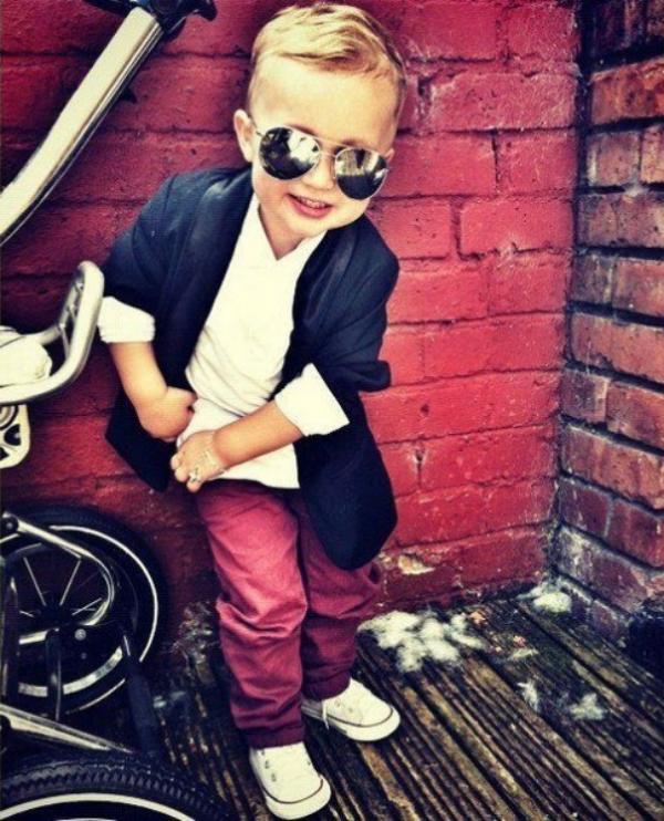 Tenisky skombinujte s bielou košeľou štýlové-deti-chlapec-malý-letec-okuliare