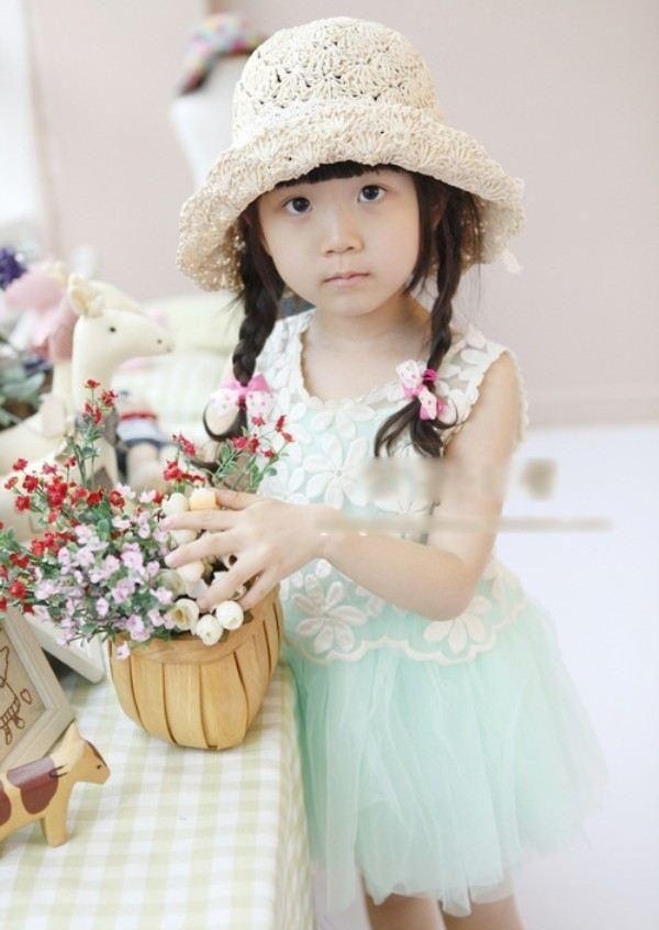 Elegantné šaty z tylu a čipky, čipkovaný klobúk elegantné dievčatá oblečenie oblečenie strany