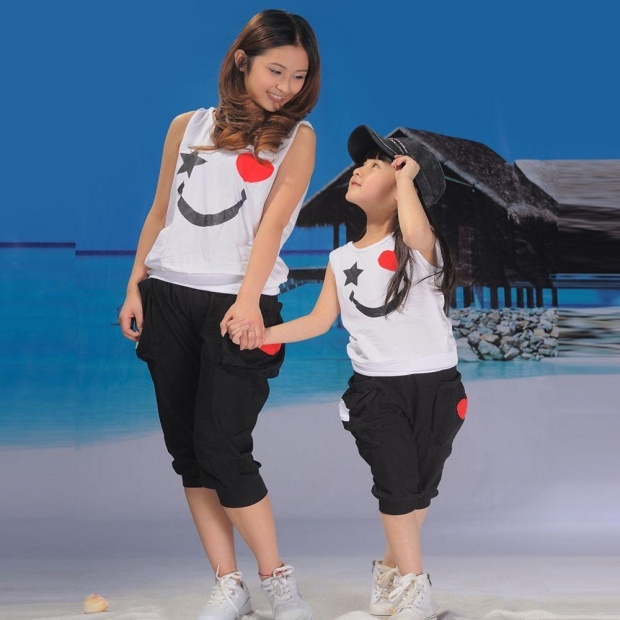 Matka a dcéra sú oblečené prakticky a športovo rodina-móda-matka-dcéra-nápady-leto