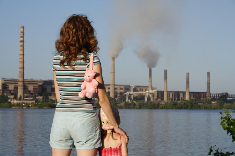 žena stojí s dieťaťom pri jazere a pracuje s komínmi
