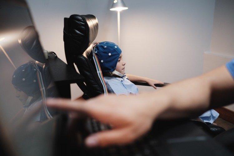 dieťa počas neurologického vyšetrenia s elektródami na hlave v dôsledku epilepsie temporálneho laloku