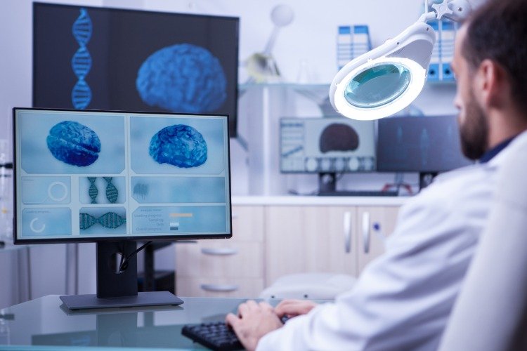 lekár pracuje na počítači a analyzuje epileptické záchvaty v mozgu