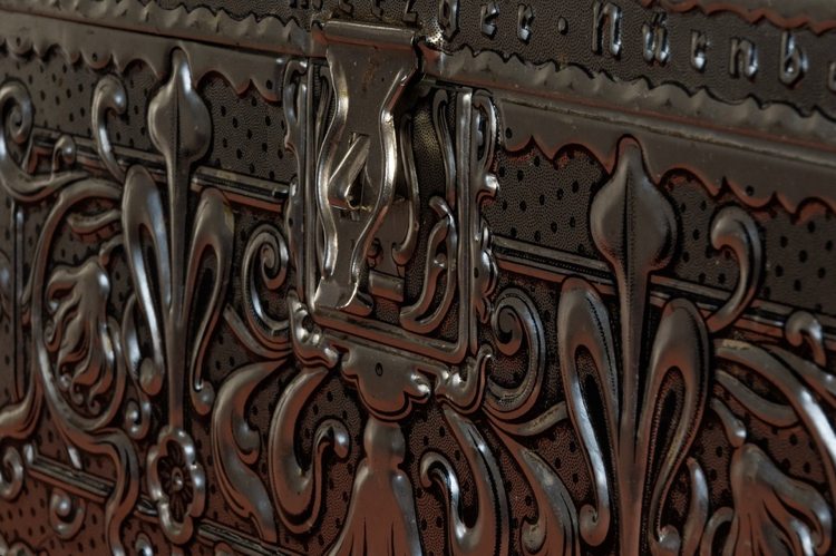 Starožitný nábytok malý nábytok-komoda-truhlica-dekorácia-kov