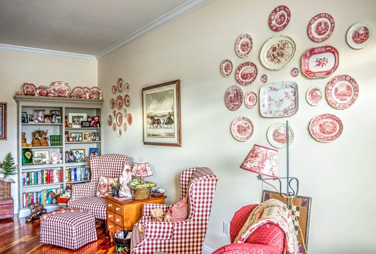 starožitný nábytok francúzsko-kockované kreslo-stena-tanier-toile-de-jouy-motívy