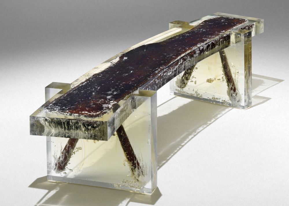 dizajnová lavica z epoxidovej živice a recyklovaného nábytku