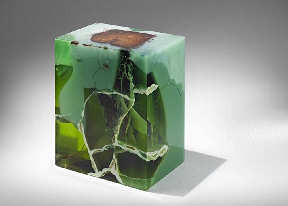 hranatý tvar s dekoratívnymi prvkami a kusom dreva v zelenom a hnedom dizajnovom kúsku ako nábytok z epoxidovej živice