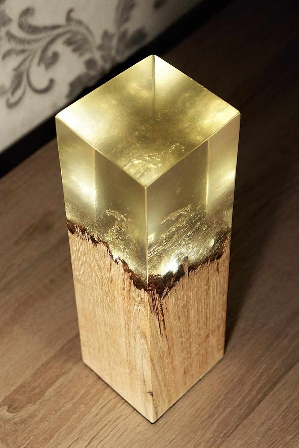 Noha stola je vyrobená z čírej epoxidovej živice a dreva