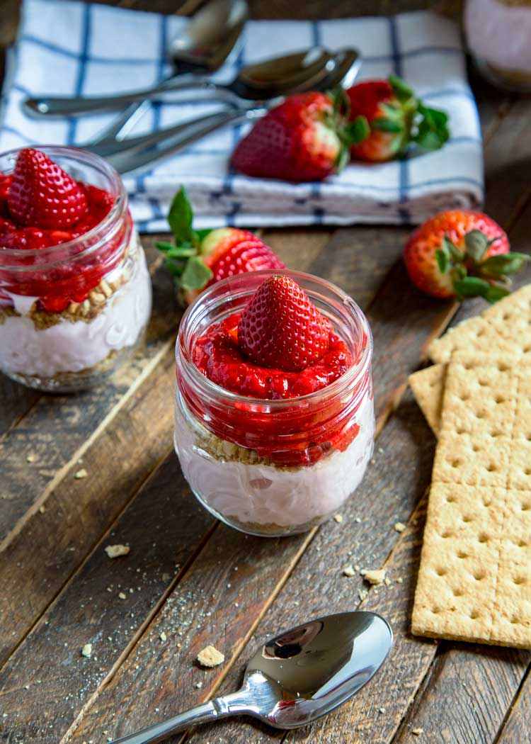 Jahodový praclík dezert v pohári nápady na letný dezert