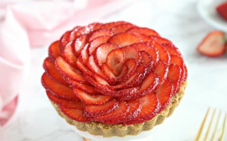 Vyrobte si vlastnú jahodovú ozdobu na koláče s jahodovými pásikmi v tvare veľkého kvetu