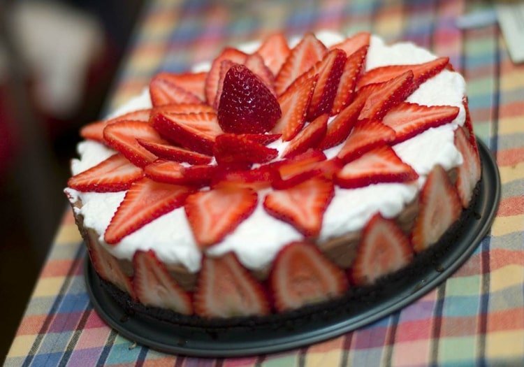 Jednoduchá jahodová dekorácia - naaranžujte jahodové plátky ako hviezdu alebo kvet